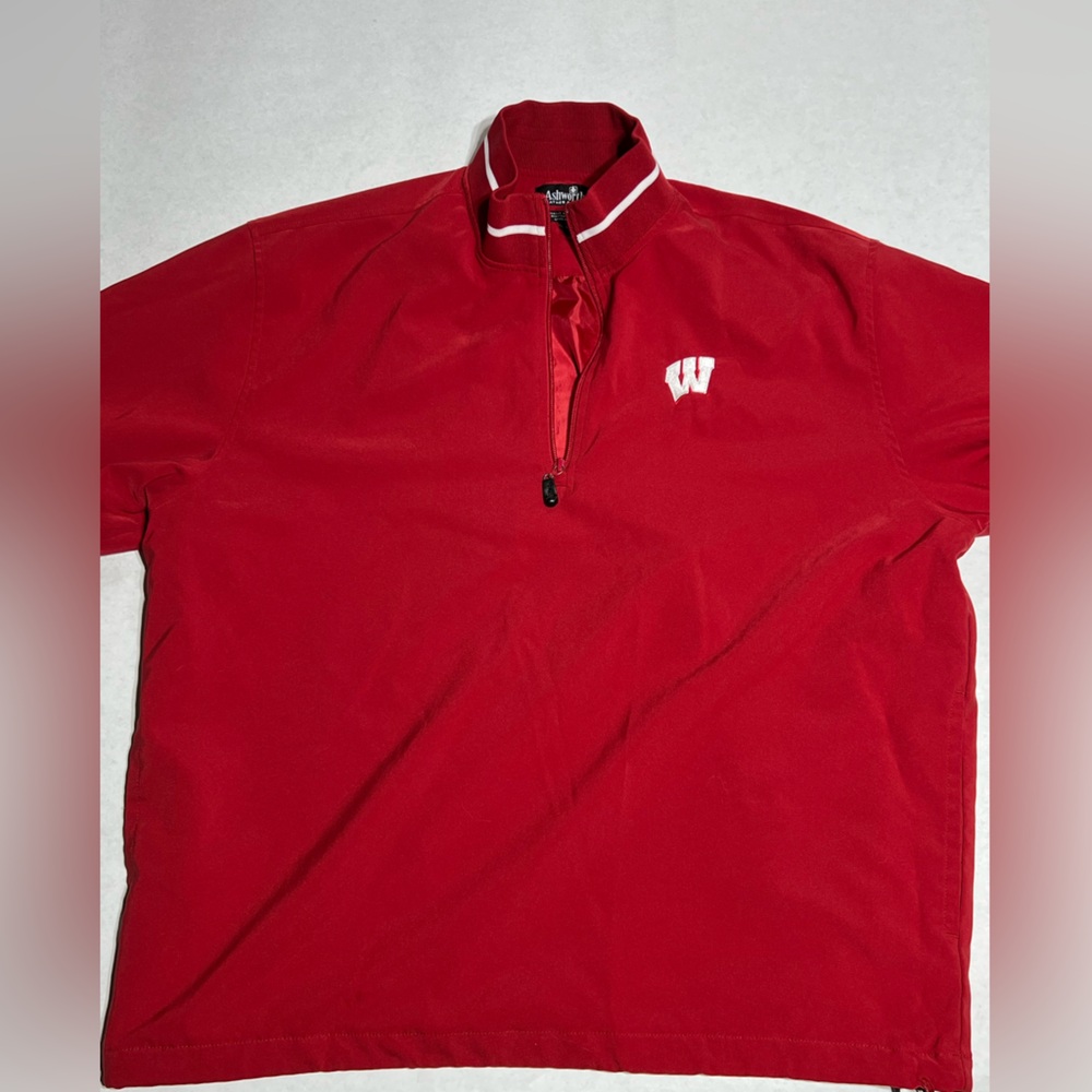 Men’s short sleeved Ashworth Wisconsin Badgers jacket size large.